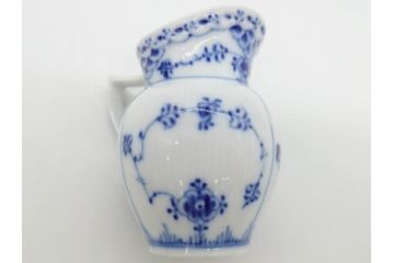 デンマーク　ROYAL COPENHAGEN(ロイヤルコペンハーゲン)　ブルーフルーテッド　ハーフレース　プレイン　洗練されたデザインが優美な印象を与えるティーカップ&ソーサー・クリーマーセット(C&S、ミルクポット、ミルクジャー、洋食器)(R-074975)