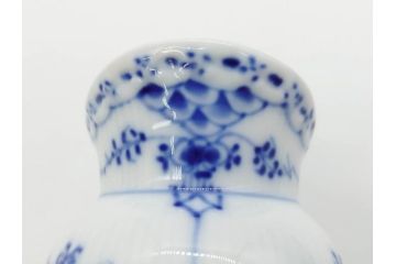 デンマーク　ROYAL COPENHAGEN(ロイヤルコペンハーゲン)　ブルーフルーテッド　ハーフレース　プレイン　洗練されたデザインが優美な印象を与えるティーカップ&ソーサー・クリーマーセット(C&S、ミルクポット、ミルクジャー、洋食器)(R-074975)