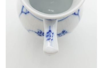 デンマーク　ROYAL COPENHAGEN(ロイヤルコペンハーゲン)　ブルーフルーテッド　ハーフレース　プレイン　洗練されたデザインが優美な印象を与えるティーカップ&ソーサー・クリーマーセット(C&S、ミルクポット、ミルクジャー、洋食器)(R-074975)