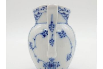 デンマーク　ROYAL COPENHAGEN(ロイヤルコペンハーゲン)　ブルーフルーテッド　ハーフレース　プレイン　洗練されたデザインが優美な印象を与えるティーカップ&ソーサー・クリーマーセット(C&S、ミルクポット、ミルクジャー、洋食器)(R-074975)