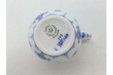 デンマーク　ROYAL COPENHAGEN(ロイヤルコペンハーゲン)　ブルーフルーテッド　ハーフレース　プレイン　洗練されたデザインが優美な印象を与えるティーカップ&ソーサー・クリーマーセット(C&S、ミルクポット、ミルクジャー、洋食器)(R-074975)