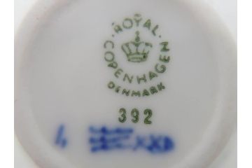 デンマーク　ROYAL COPENHAGEN(ロイヤルコペンハーゲン)　ブルーフルーテッド　ハーフレース　プレイン　洗練されたデザインが優美な印象を与えるティーカップ&ソーサー・クリーマーセット(C&S、ミルクポット、ミルクジャー、洋食器)(R-074975)