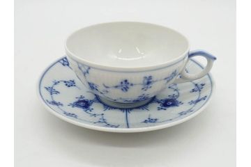 デンマーク　ROYAL COPENHAGEN(ロイヤルコペンハーゲン)　ブルーフルーテッド　ハーフレース　プレイン　洗練されたデザインが優美な印象を与えるティーカップ&ソーサー・クリーマーセット(C&S、ミルクポット、ミルクジャー、洋食器)(R-074975)