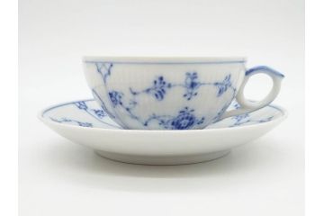 デンマーク　ROYAL COPENHAGEN(ロイヤルコペンハーゲン)　ブルーフルーテッド　ハーフレース　プレイン　洗練されたデザインが優美な印象を与えるティーカップ&ソーサー・クリーマーセット(C&S、ミルクポット、ミルクジャー、洋食器)(R-074975)