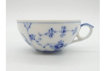 デンマーク　ROYAL COPENHAGEN(ロイヤルコペンハーゲン)　ブルーフルーテッド　ハーフレース　プレイン　洗練されたデザインが優美な印象を与えるティーカップ&ソーサー・クリーマーセット(C&S、ミルクポット、ミルクジャー、洋食器)(R-074975)