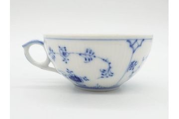 デンマーク　ROYAL COPENHAGEN(ロイヤルコペンハーゲン)　ブルーフルーテッド　ハーフレース　プレイン　洗練されたデザインが優美な印象を与えるティーカップ&ソーサー・クリーマーセット(C&S、ミルクポット、ミルクジャー、洋食器)(R-074975)