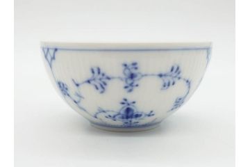 デンマーク　ROYAL COPENHAGEN(ロイヤルコペンハーゲン)　ブルーフルーテッド　ハーフレース　プレイン　洗練されたデザインが優美な印象を与えるティーカップ&ソーサー・クリーマーセット(C&S、ミルクポット、ミルクジャー、洋食器)(R-074975)