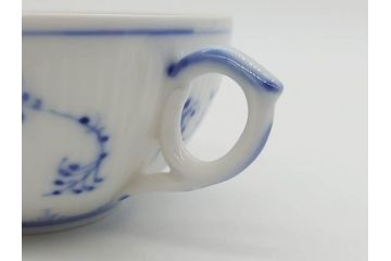 デンマーク　ROYAL COPENHAGEN(ロイヤルコペンハーゲン)　ブルーフルーテッド　ハーフレース　プレイン　洗練されたデザインが優美な印象を与えるティーカップ&ソーサー・クリーマーセット(C&S、ミルクポット、ミルクジャー、洋食器)(R-074975)
