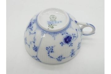 デンマーク　ROYAL COPENHAGEN(ロイヤルコペンハーゲン)　ブルーフルーテッド　ハーフレース　プレイン　洗練されたデザインが優美な印象を与えるティーカップ&ソーサー・クリーマーセット(C&S、ミルクポット、ミルクジャー、洋食器)(R-074975)
