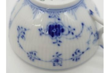 デンマーク　ROYAL COPENHAGEN(ロイヤルコペンハーゲン)　ブルーフルーテッド　ハーフレース　プレイン　洗練されたデザインが優美な印象を与えるティーカップ&ソーサー・クリーマーセット(C&S、ミルクポット、ミルクジャー、洋食器)(R-074975)