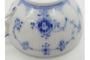 デンマーク　ROYAL COPENHAGEN(ロイヤルコペンハーゲン)　ブルーフルーテッド　ハーフレース　プレイン　洗練されたデザインが優美な印象を与えるティーカップ&ソーサー・クリーマーセット(C&S、ミルクポット、ミルクジャー、洋食器)(R-074975)