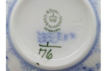 デンマーク　ROYAL COPENHAGEN(ロイヤルコペンハーゲン)　ブルーフルーテッド　ハーフレース　プレイン　洗練されたデザインが優美な印象を与えるティーカップ&ソーサー・クリーマーセット(C&S、ミルクポット、ミルクジャー、洋食器)(R-074975)