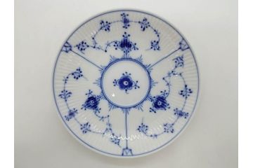 デンマーク　ROYAL COPENHAGEN(ロイヤルコペンハーゲン)　ブルーフルーテッド　ハーフレース　プレイン　洗練されたデザインが優美な印象を与えるティーカップ&ソーサー・クリーマーセット(C&S、ミルクポット、ミルクジャー、洋食器)(R-074975)