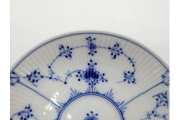 デンマーク　ROYAL COPENHAGEN(ロイヤルコペンハーゲン)　ブルーフルーテッド　ハーフレース　プレイン　洗練されたデザインが優美な印象を与えるティーカップ&ソーサー・クリーマーセット(C&S、ミルクポット、ミルクジャー、洋食器)(R-074975)