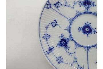 デンマーク　ROYAL COPENHAGEN(ロイヤルコペンハーゲン)　ブルーフルーテッド　ハーフレース　プレイン　洗練されたデザインが優美な印象を与えるティーカップ&ソーサー・クリーマーセット(C&S、ミルクポット、ミルクジャー、洋食器)(R-074975)