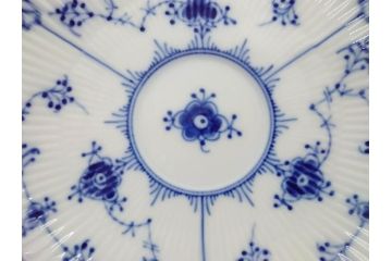 デンマーク　ROYAL COPENHAGEN(ロイヤルコペンハーゲン)　ブルーフルーテッド　ハーフレース　プレイン　洗練されたデザインが優美な印象を与えるティーカップ&ソーサー・クリーマーセット(C&S、ミルクポット、ミルクジャー、洋食器)(R-074975)