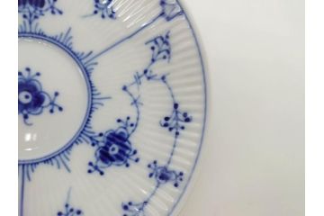 デンマーク　ROYAL COPENHAGEN(ロイヤルコペンハーゲン)　ブルーフルーテッド　ハーフレース　プレイン　洗練されたデザインが優美な印象を与えるティーカップ&ソーサー・クリーマーセット(C&S、ミルクポット、ミルクジャー、洋食器)(R-074975)