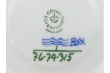 デンマーク　ROYAL COPENHAGEN(ロイヤルコペンハーゲン)　ブルーフルーテッド　ハーフレース　プレイン　洗練されたデザインが優美な印象を与えるティーカップ&ソーサー・クリーマーセット(C&S、ミルクポット、ミルクジャー、洋食器)(R-074975)