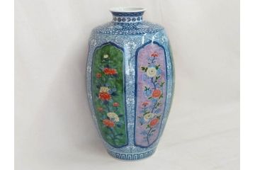 源右衛門窯　染錦間取菊牡丹絵　約49.5cm　落ち着いた華やかさが気品漂う花瓶(館林源右衛門、花入れ、飾壷、花器、唐草文、染付、共箱付き)(R-074976)