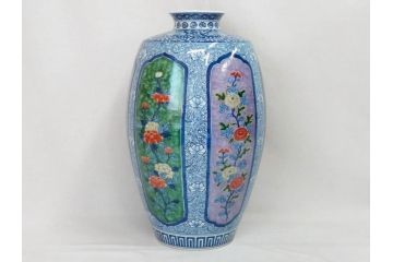 源右衛門窯　染錦間取菊牡丹絵　約49.5cm　落ち着いた華やかさが気品漂う花瓶(館林源右衛門、花入れ、飾壷、花器、唐草文、染付、共箱付き)(R-074976)