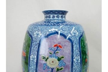 源右衛門窯　染錦間取菊牡丹絵　約49.5cm　落ち着いた華やかさが気品漂う花瓶(館林源右衛門、花入れ、飾壷、花器、唐草文、染付、共箱付き)(R-074976)