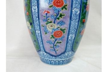 源右衛門窯　染錦間取菊牡丹絵　約49.5cm　落ち着いた華やかさが気品漂う花瓶(館林源右衛門、花入れ、飾壷、花器、唐草文、染付、共箱付き)(R-074976)