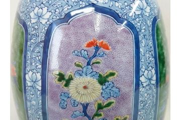 源右衛門窯　染錦間取菊牡丹絵　約49.5cm　落ち着いた華やかさが気品漂う花瓶(館林源右衛門、花入れ、飾壷、花器、唐草文、染付、共箱付き)(R-074976)