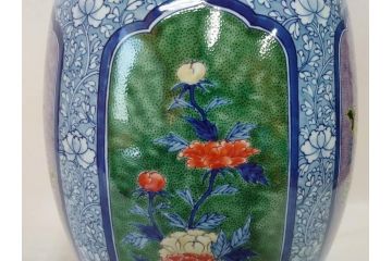 源右衛門窯　染錦間取菊牡丹絵　約49.5cm　落ち着いた華やかさが気品漂う花瓶(館林源右衛門、花入れ、飾壷、花器、唐草文、染付、共箱付き)(R-074976)