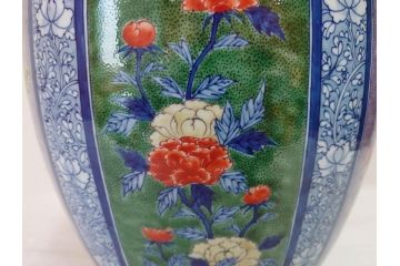 源右衛門窯　染錦間取菊牡丹絵　約49.5cm　落ち着いた華やかさが気品漂う花瓶(館林源右衛門、花入れ、飾壷、花器、唐草文、染付、共箱付き)(R-074976)