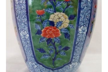 源右衛門窯　染錦間取菊牡丹絵　約49.5cm　落ち着いた華やかさが気品漂う花瓶(館林源右衛門、花入れ、飾壷、花器、唐草文、染付、共箱付き)(R-074976)