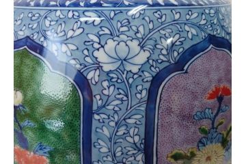 源右衛門窯　染錦間取菊牡丹絵　約49.5cm　落ち着いた華やかさが気品漂う花瓶(館林源右衛門、花入れ、飾壷、花器、唐草文、染付、共箱付き)(R-074976)