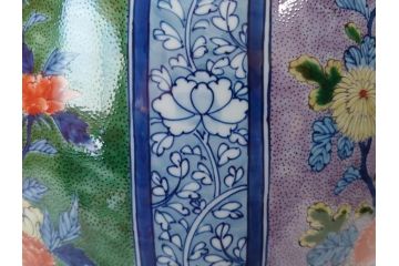 源右衛門窯　染錦間取菊牡丹絵　約49.5cm　落ち着いた華やかさが気品漂う花瓶(館林源右衛門、花入れ、飾壷、花器、唐草文、染付、共箱付き)(R-074976)