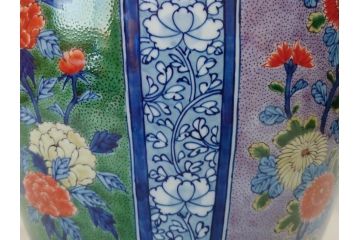 源右衛門窯　染錦間取菊牡丹絵　約49.5cm　落ち着いた華やかさが気品漂う花瓶(館林源右衛門、花入れ、飾壷、花器、唐草文、染付、共箱付き)(R-074976)