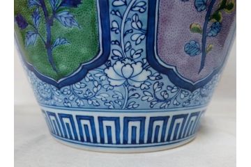 源右衛門窯　染錦間取菊牡丹絵　約49.5cm　落ち着いた華やかさが気品漂う花瓶(館林源右衛門、花入れ、飾壷、花器、唐草文、染付、共箱付き)(R-074976)