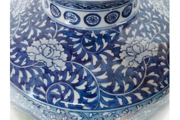 源右衛門窯　染錦間取菊牡丹絵　約49.5cm　落ち着いた華やかさが気品漂う花瓶(館林源右衛門、花入れ、飾壷、花器、唐草文、染付、共箱付き)(R-074976)