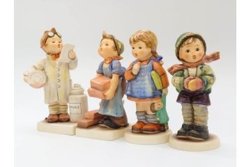 ドイツ　ゲーベル　フンメル人形4体セット　#322「小さな薬剤師」　#305「レンガ積み」　#421「寒い」　#251(Hum486)　陶磁(Little Pharmacist、少年、The Builder、It's COLD、I Wonder、少女、置物、フィギュア、ドール、DOLL、陶磁器人形)(R-074979)