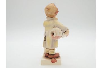 ドイツ　ゲーベル　フンメル人形4体セット　#322「小さな薬剤師」　#305「レンガ積み」　#421「寒い」　#251(Hum486)　陶磁(Little Pharmacist、少年、The Builder、It's COLD、I Wonder、少女、置物、フィギュア、ドール、DOLL、陶磁器人形)(R-074979)