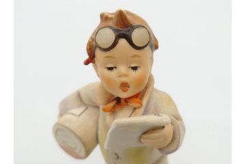 ドイツ　ゲーベル　フンメル人形4体セット　#322「小さな薬剤師」　#305「レンガ積み」　#421「寒い」　#251(Hum486)　陶磁(Little Pharmacist、少年、The Builder、It's COLD、I Wonder、少女、置物、フィギュア、ドール、DOLL、陶磁器人形)(R-074979)