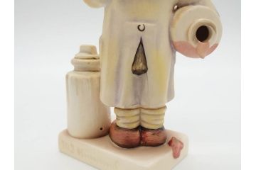 ドイツ　ゲーベル　フンメル人形4体セット　#322「小さな薬剤師」　#305「レンガ積み」　#421「寒い」　#251(Hum486)　陶磁(Little Pharmacist、少年、The Builder、It's COLD、I Wonder、少女、置物、フィギュア、ドール、DOLL、陶磁器人形)(R-074979)