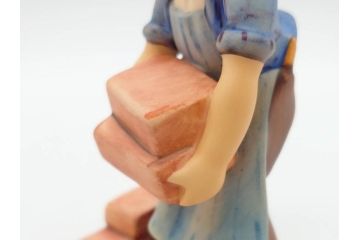 ドイツ　ゲーベル　フンメル人形4体セット　#322「小さな薬剤師」　#305「レンガ積み」　#421「寒い」　#251(Hum486)　陶磁(Little Pharmacist、少年、The Builder、It's COLD、I Wonder、少女、置物、フィギュア、ドール、DOLL、陶磁器人形)(R-074979)