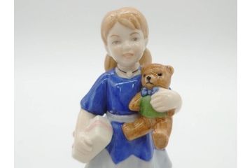 デンマーク　ROYAL COPENHAGEN(ロイヤルコペンハーゲン)　2009年 LUCAS SARAH　2001年 ミレニアム Frederik Emma　259 スキーを楽しむ少年　270 カイトを持つ少女　015 絵を描く少女　フィギュリン7体セット(The Millennium Collection、Limited Edition、Mini Collection、ミニコレクション)