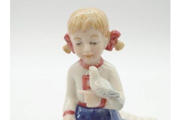 デンマーク　ROYAL COPENHAGEN(ロイヤルコペンハーゲン)　2009年 LUCAS SARAH　2001年 ミレニアム Frederik Emma　259 スキーを楽しむ少年　270 カイトを持つ少女　015 絵を描く少女　フィギュリン7体セット(The Millennium Collection、Limited Edition、Mini Collection、ミニコレクション)