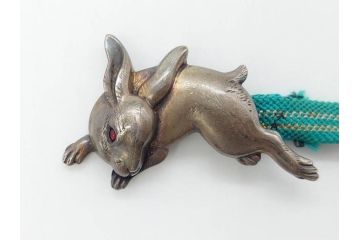 作家物　芳昭銘　金工　彫刻　意匠を凝らしたうさぎが愛らしい帯留め(金属工芸、兎、ウサギ、和装小物、着物道具、帯締め、アクセサリー)(R-074982)