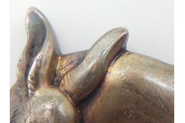 作家物　芳昭銘　金工　彫刻　意匠を凝らしたうさぎが愛らしい帯留め(金属工芸、兎、ウサギ、和装小物、着物道具、帯締め、アクセサリー)(R-074982)
