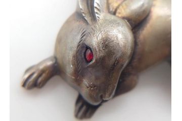 作家物　芳昭銘　金工　彫刻　意匠を凝らしたうさぎが愛らしい帯留め(金属工芸、兎、ウサギ、和装小物、着物道具、帯締め、アクセサリー)(R-074982)