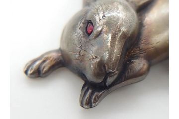 作家物　芳昭銘　金工　彫刻　意匠を凝らしたうさぎが愛らしい帯留め(金属工芸、兎、ウサギ、和装小物、着物道具、帯締め、アクセサリー)(R-074982)