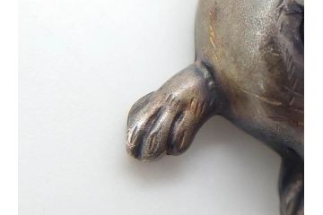 作家物　芳昭銘　金工　彫刻　意匠を凝らしたうさぎが愛らしい帯留め(金属工芸、兎、ウサギ、和装小物、着物道具、帯締め、アクセサリー)(R-074982)