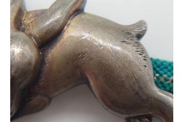 作家物　芳昭銘　金工　彫刻　意匠を凝らしたうさぎが愛らしい帯留め(金属工芸、兎、ウサギ、和装小物、着物道具、帯締め、アクセサリー)(R-074982)