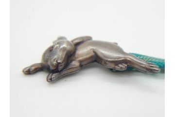 作家物　芳昭銘　金工　彫刻　意匠を凝らしたうさぎが愛らしい帯留め(金属工芸、兎、ウサギ、和装小物、着物道具、帯締め、アクセサリー)(R-074982)