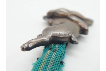 作家物　芳昭銘　金工　彫刻　意匠を凝らしたうさぎが愛らしい帯留め(金属工芸、兎、ウサギ、和装小物、着物道具、帯締め、アクセサリー)(R-074982)